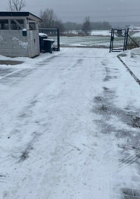 Odśnieżanie parkingów placów osiedli usuwanie śniegu traktor