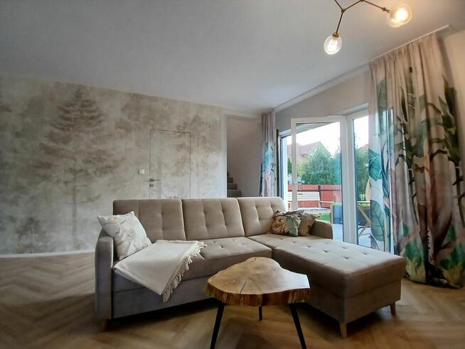 Atrakcyjny bliźniak z widokiem na łąkę i las