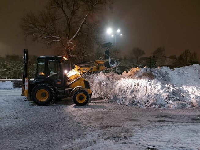 Odśnieżanie parkingów placów osiedli usuwanie śniegu traktor