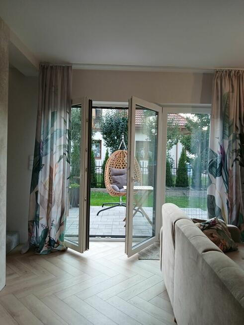 Atrakcyjny bliźniak z widokiem na łąkę i las