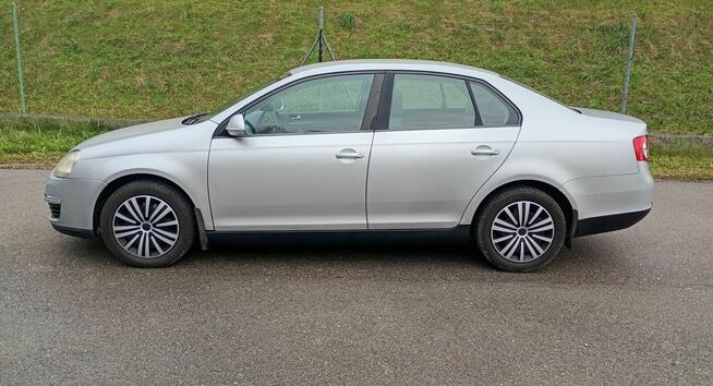 Volkswagen Jetta 1.6 benzyna FSI 2005 Rok golf passat