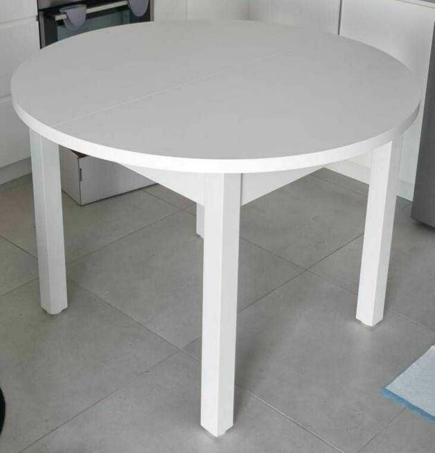 Sprzedam zestaw stół + 4 tapicerowane krzesła.