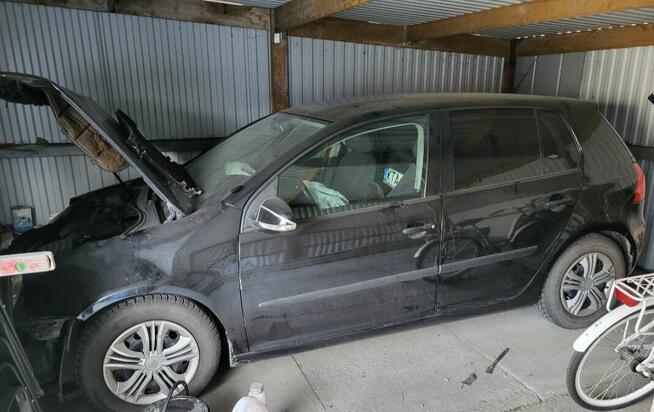 Volkswagen Golf 1.6 z gazem po stłuczce.