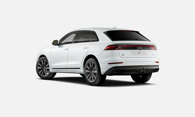Audi Q8 PakietCzerń_Hak_Panorama_HomeLink_TempomatACC_4-strefy_FV23%
