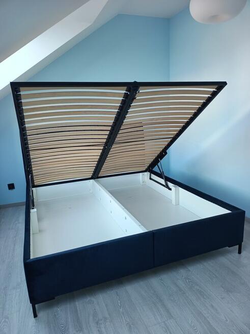 Łòżko z materacem