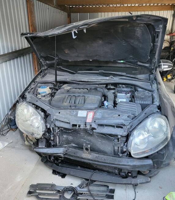 Volkswagen Golf 1.6 z gazem po stłuczce.