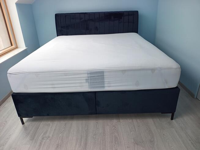 Łòżko z materacem