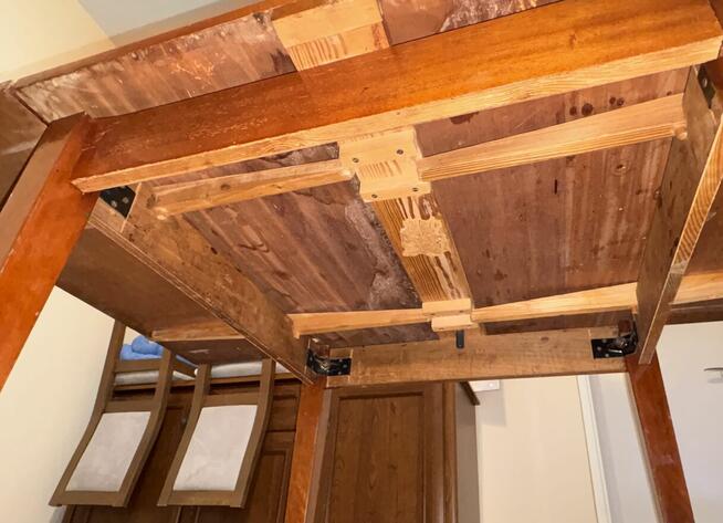 Stół drewniany 77x77 cm. Rozkładany