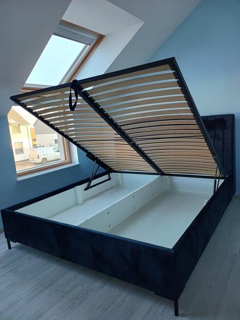 Łòżko z materacem