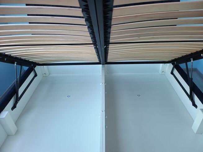 Łòżko z materacem