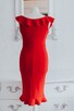 Czerwona ołówkowa sukienka midi na wesele z efektownym głębo - 4
