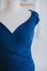 Kobaltowa ołówkowa sukienka midi na wesele z efektownym mars - 5