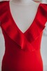 Czerwona ołówkowa sukienka midi na wesele z efektownym głębo - 6