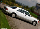 Biały Mercedes W126 do ślubu i inne zabytkowe auta