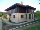 kamień na elewacje domu z czerwonym dachem - 8