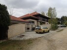 kamień na elewacje domu z czerwonym dachem - 7