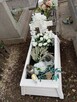 Tymczasowa obudowa nagrobka dla dziecka z krzyżem. - 3