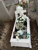 Tymczasowa obudowa nagrobka dla dziecka z krzyżem. - 6