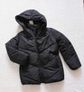 Czarna puchowa kurtka zimowa z kapturem - 2
