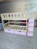łóżko piętrowe ze schodkami