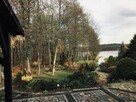 Dom Warmiński z linią brzegową jeziora i pomostem - 10