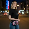 Mini Torebka Box – Czarna z Motywem Czaszek i Kwiatów - 10