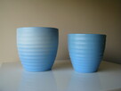 Piękne karbowane ceramiczne niebieskie doniczki – osłonki