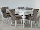 Stół drewniany na nogach toczonych + krzesła tapicerowane - 1