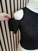 Prążkowana czarna bluzka z krótkim rękawem - 4