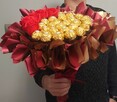 Czerwono-złoty bukiet z różami i Ferrero Rocher - 2