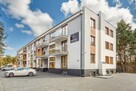 Pracownik serwisu sprzątającego nad morzem - 1