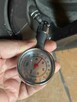Sprzedam analogowy manometr do pomiaru ciśnienia w oponach.