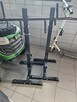 Stojaki regulowane pod sztangę na siłownię