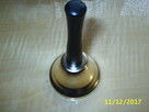 Metalowy dzwonek z drewnianą rączką - 1