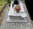 Układanie kostki brukowej przy nagrobku - 6