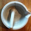 Stary możdzierz porcelanowy z tłuczkiem - sygnowany. - 1