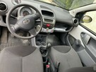 Toyota Aygo Benzyna/Niski przebieg/Klimatyzacja/8 airbag/2 kpl. kół/Podg. fotele - 14