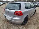 2.0 TDI fajny srebrny Golfik - 4
