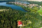 Ostatni apartament nad jeziorem w otoczeniu lasów.