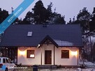 Nowy dom nad jeziorem przy lesie