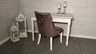 Eleganckie krzesło z pinezkami i kołatką pikowane - 7