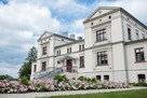 Kelner w butikowym hotelu