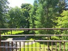 Duży pokój z balkonem dla kobiety