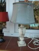 stara angielska lampa z kamienną nogą i abażurem - 3