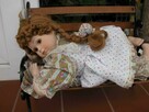 lalka porcelanowa z ławką - 3