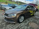 Volkswagen Jetta Atrakcyjny kolor i mały przebieg - 3