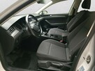 Volkswagen Passat - 11