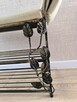Ławeczka metalowa z pókami na buty i ozdobnikiem. - 2