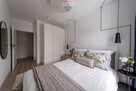 Apartamentowiec, umeblowane, okna na skwer, 2 pok. - 12