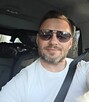 Miły zaradny na poziomie facet